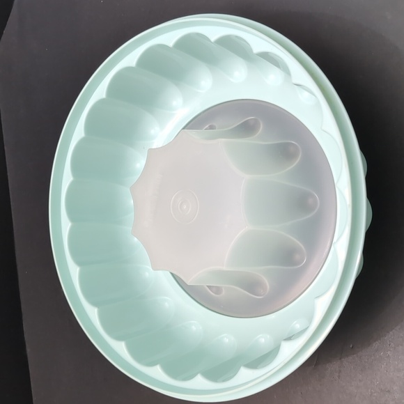 Tupperware Mint Green Jello Mold Bowl with Lid. - Picture 8 of 10